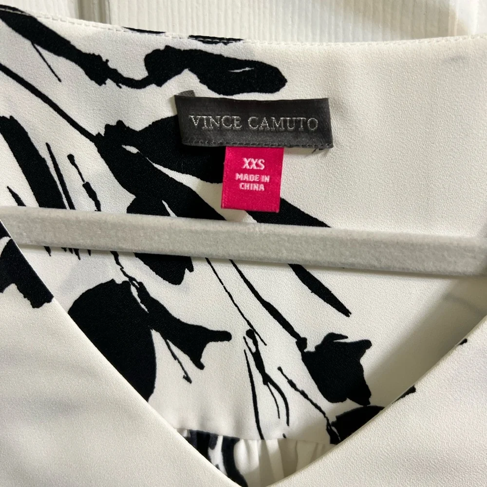 Vince Camuto Flutter Sleeve Floral Whispers V-Neck Tunic-Size XXS - Picture 4 of 5